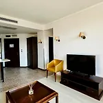 Royal - Modern & Private In Center Sunny