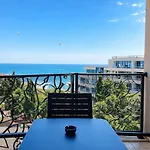 Royal - Modern & Private In Center Sunny
