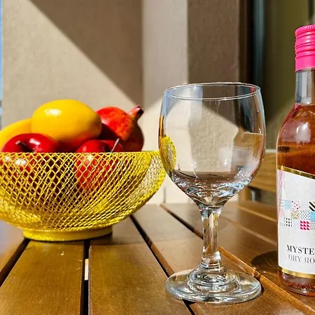 Royal - Modern & Private In Center Sunny