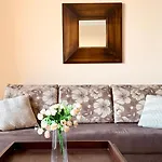 Royal - Modern & Private In Center Sunny