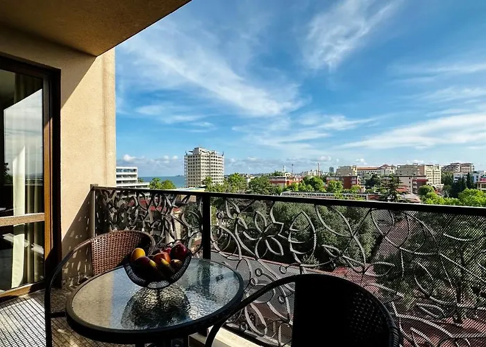 Royal - Modern & Private In Center Sunny Апартхотел 4*